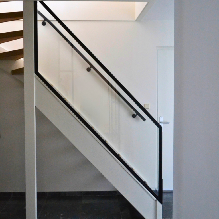 Glazen balustrade op maat gemaakt