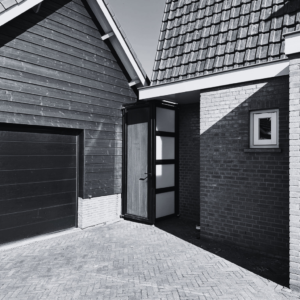 Cortenstalen poort op maat gemaakt met melkglas. Exterieur op maat. Wellseind Gelderland