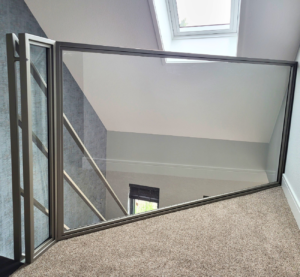 Grijzen balustrade met glas op maat Hedel