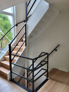 Zwarte stalen balustrade op maat