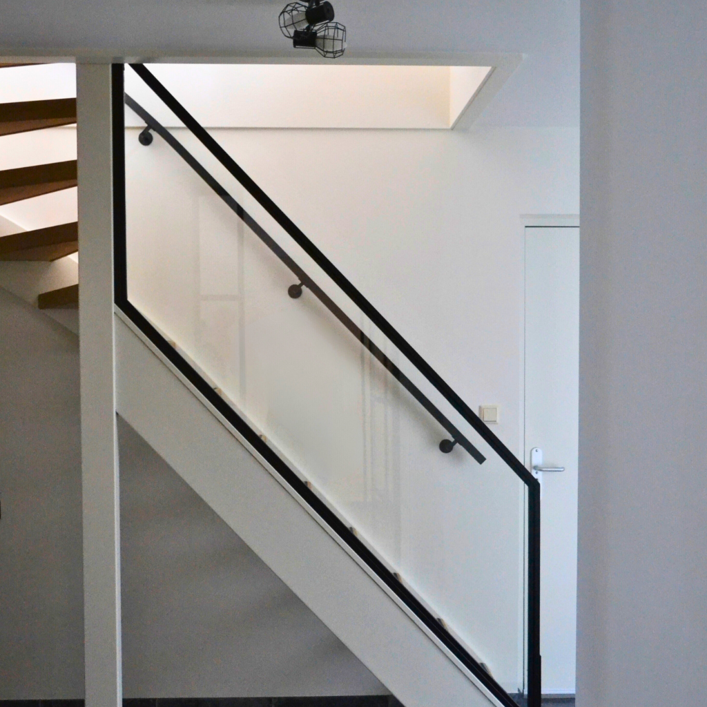 Stalen balustrade aan trap met glas