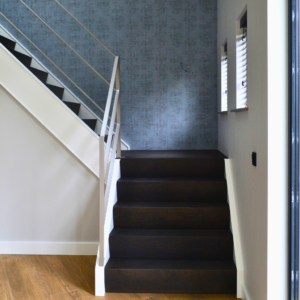 Grijzen stalen balustrade met 3 lagen