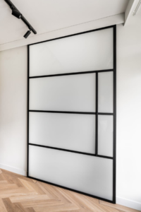Stalen schuifdeur met melkglas op maat